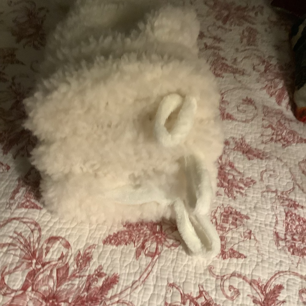 Four Tahari Fluffy White Christmas Stockings NWOT - Picture 9 of 12